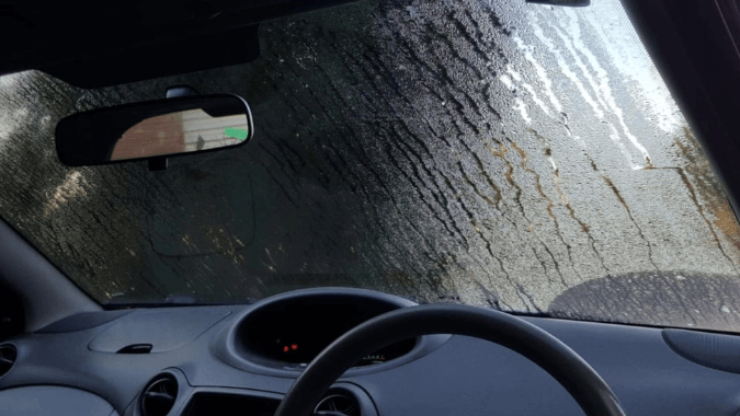 Xử lý kính mờ khi lái xe trời mưa